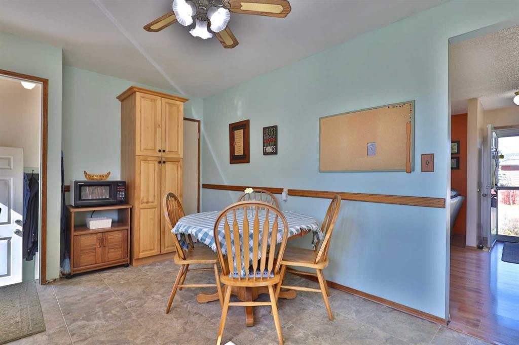 3305 Erickson Drive, Camrose, AB - Indoor Photo Showing Dining Room