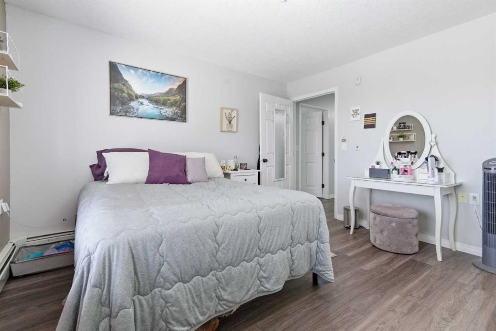 223A-80 Kelloway Crescent, Red Deer, AB - Indoor Photo Showing Bedroom