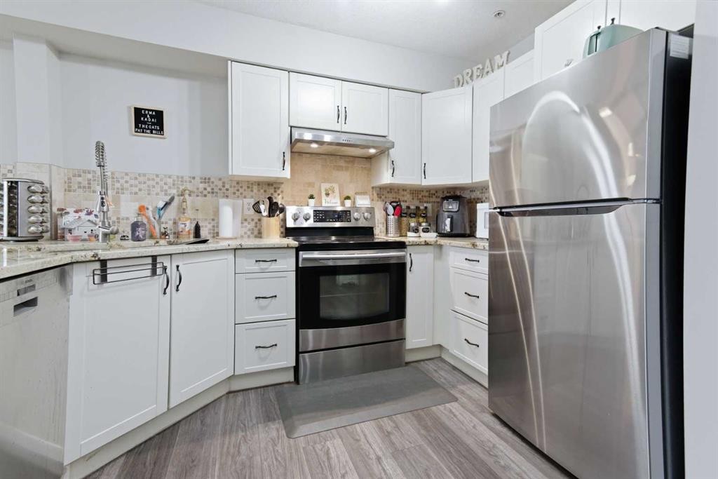 223A-80 Kelloway Crescent, Red Deer, AB - Indoor Photo Showing Kitchen