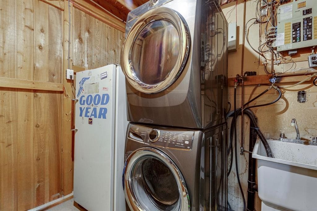 8 Nielsen Close, Red Deer, AB - Indoor Photo Showing Laundry Room