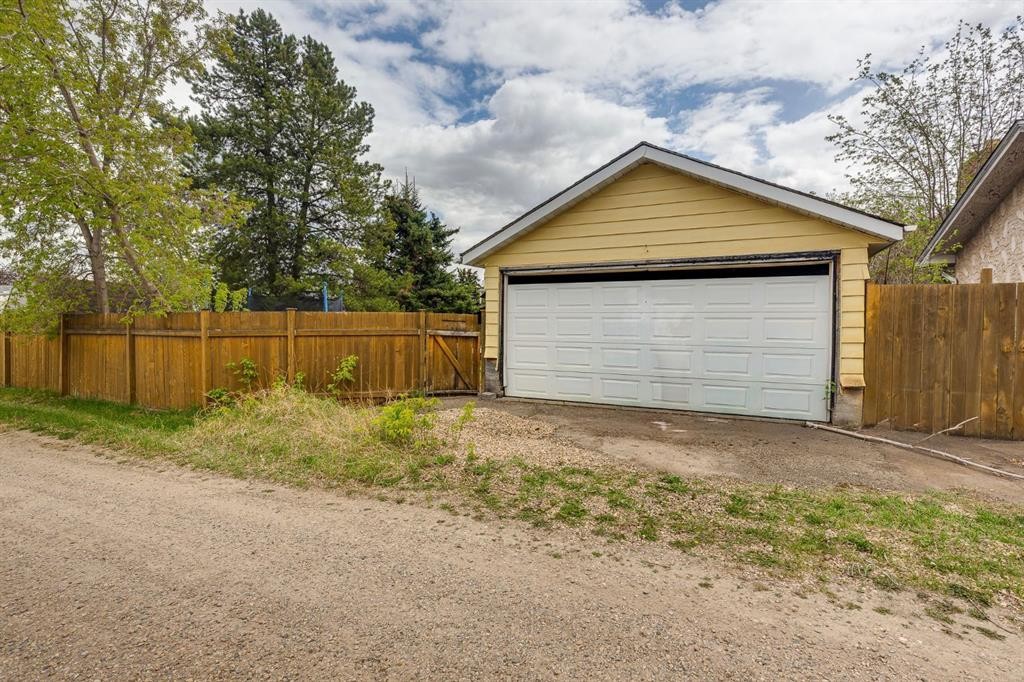 8 Nielsen Close, Red Deer, AB - Outdoor