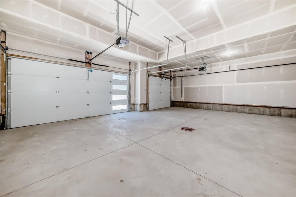 19 Everson Close, Red Deer, AB - Indoor Photo Showing Garage