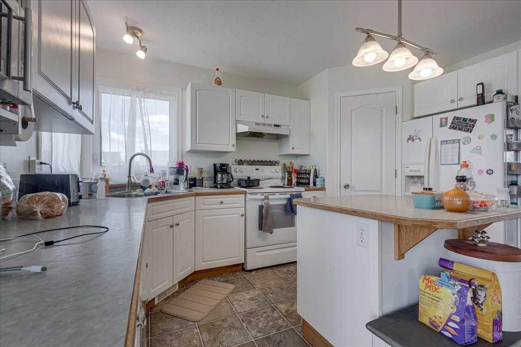 4 Harrison Road, Sylvan Lake, AB - Indoor Photo Showing Kitchen