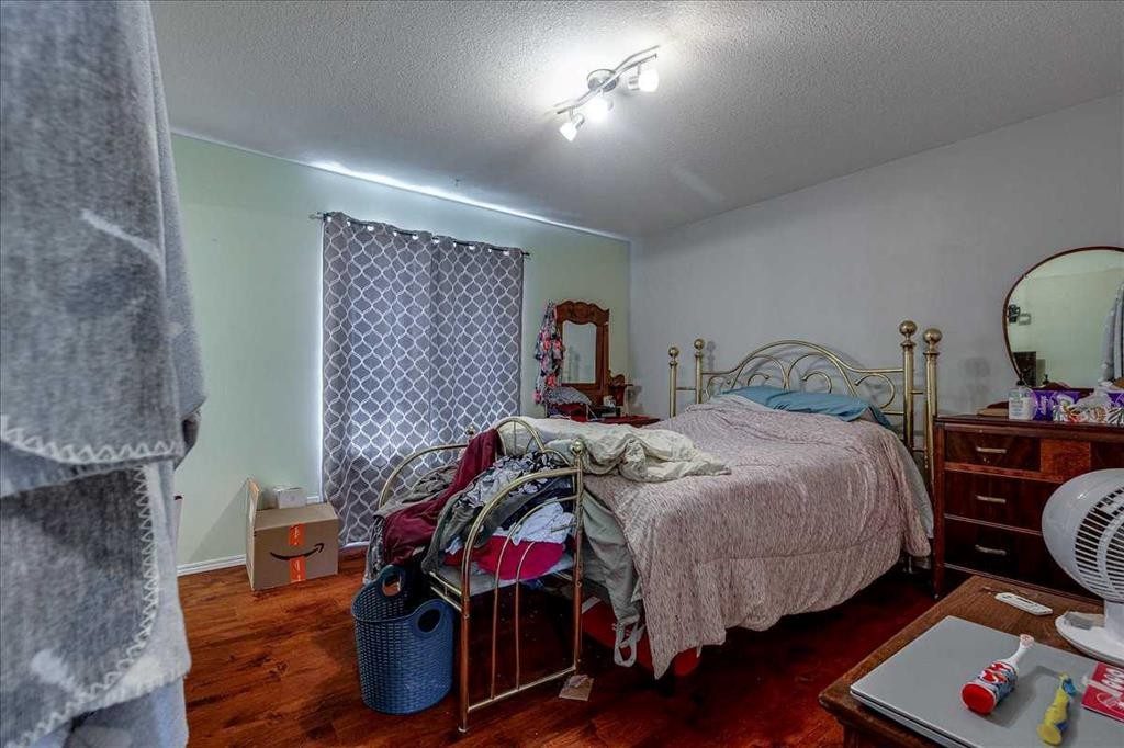 4 Harrison Road, Sylvan Lake, AB - Indoor Photo Showing Bedroom