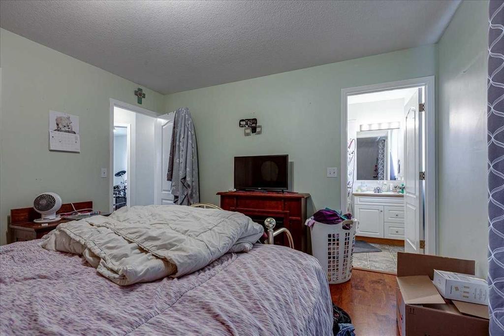 4 Harrison Road, Sylvan Lake, AB - Indoor Photo Showing Bedroom