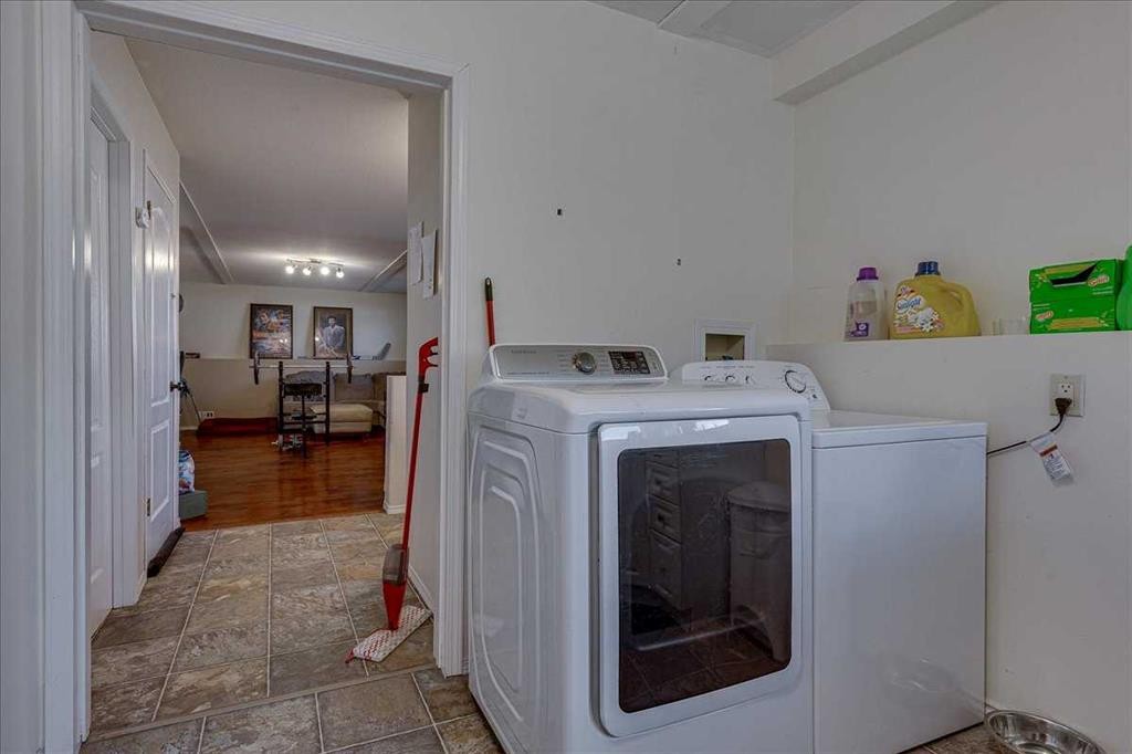 4 Harrison Road, Sylvan Lake, AB - Indoor Photo Showing Laundry Room