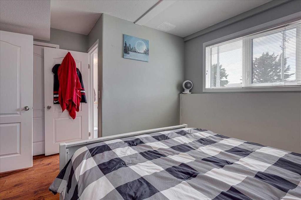 4 Harrison Road, Sylvan Lake, AB - Indoor Photo Showing Bedroom