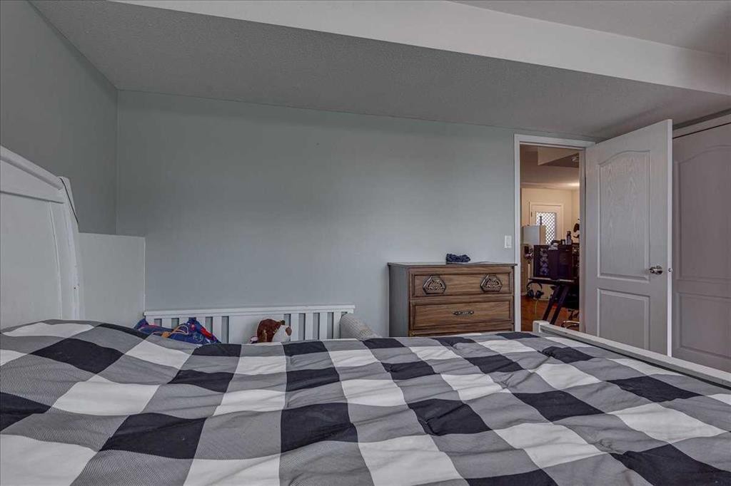 4 Harrison Road, Sylvan Lake, AB - Indoor Photo Showing Bedroom