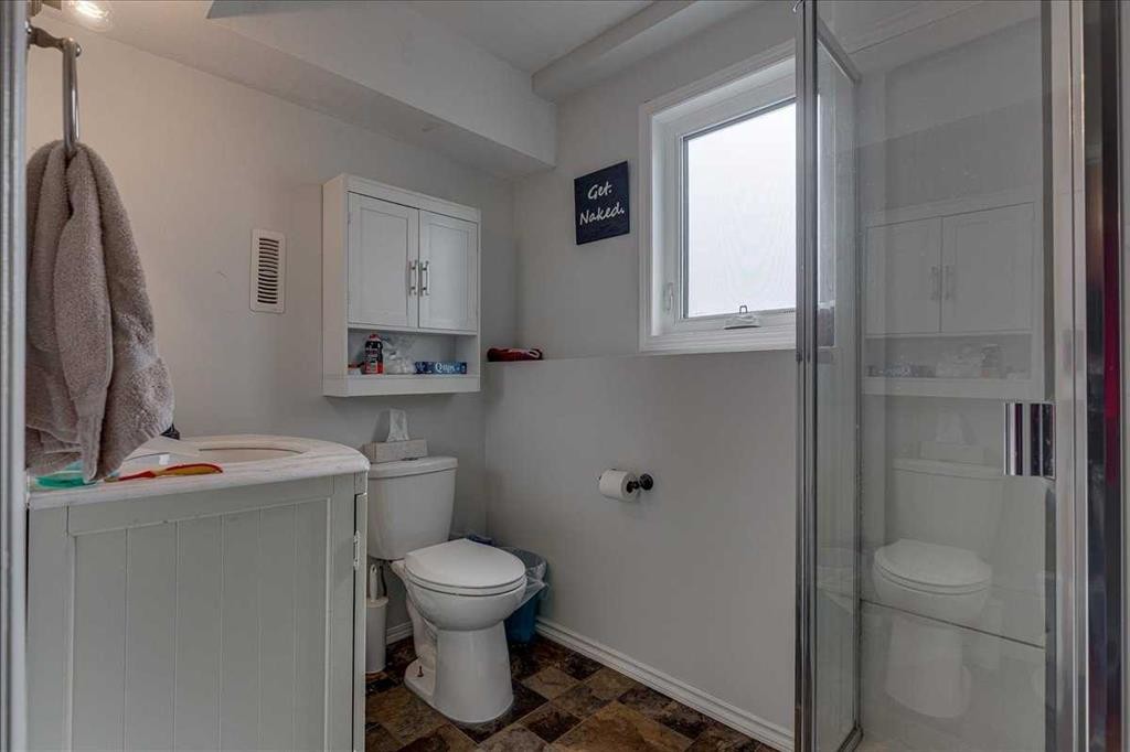 4 Harrison Road, Sylvan Lake, AB - Indoor Photo Showing Bathroom