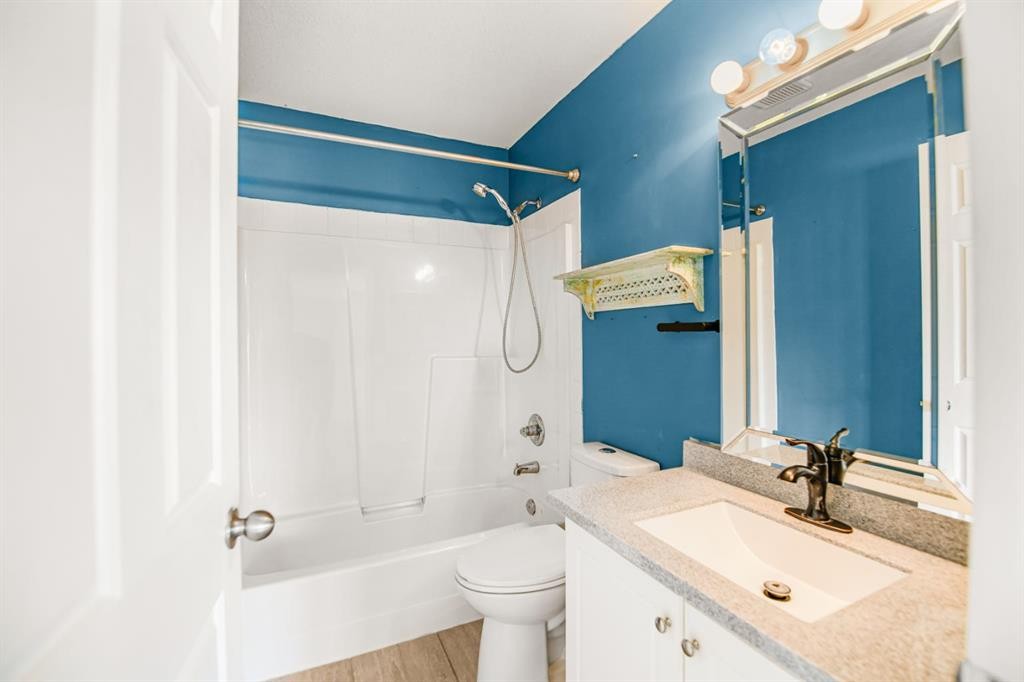 17-6300 Orr Drive, Red Deer, AB - Indoor Photo Showing Bathroom