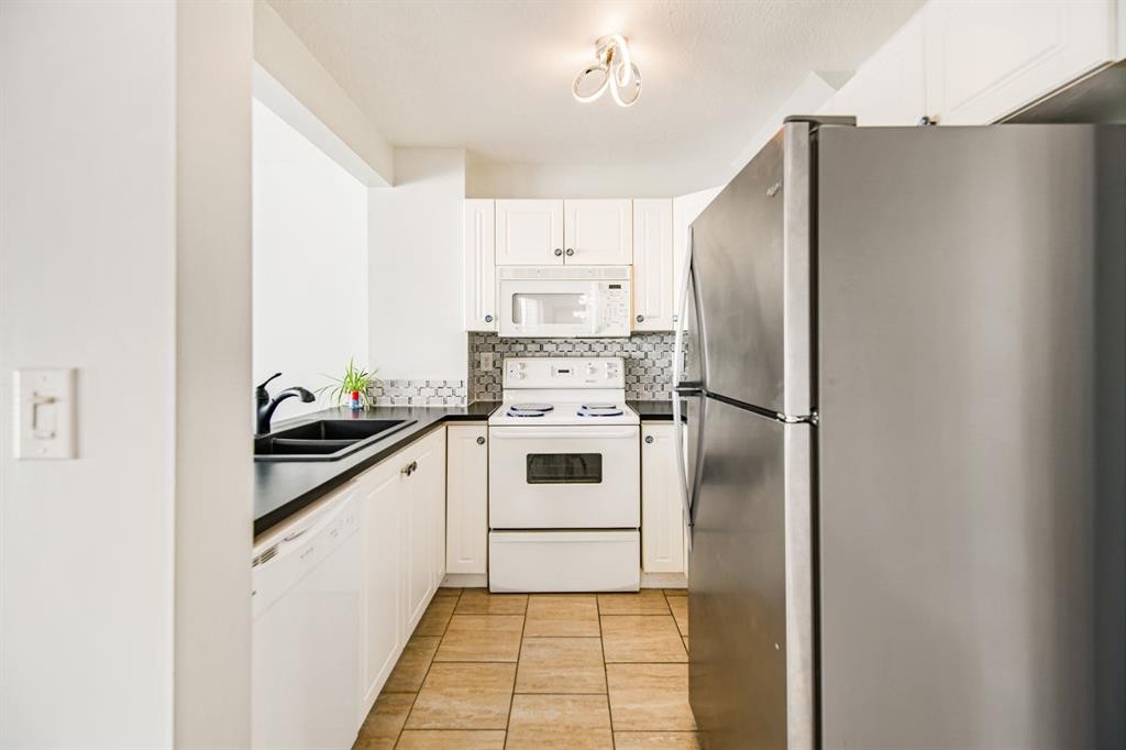 17-6300 Orr Drive, Red Deer, AB - Indoor Photo Showing Kitchen With Double Sink