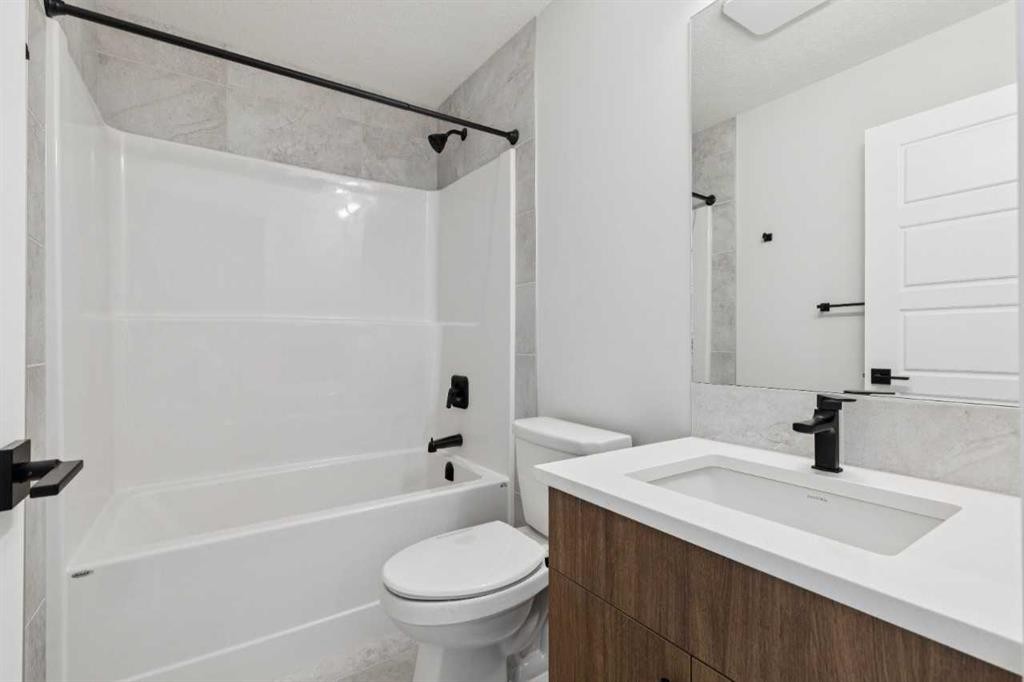 271 Bridgeport Circle, Chestermere, AB - Indoor Photo Showing Bathroom