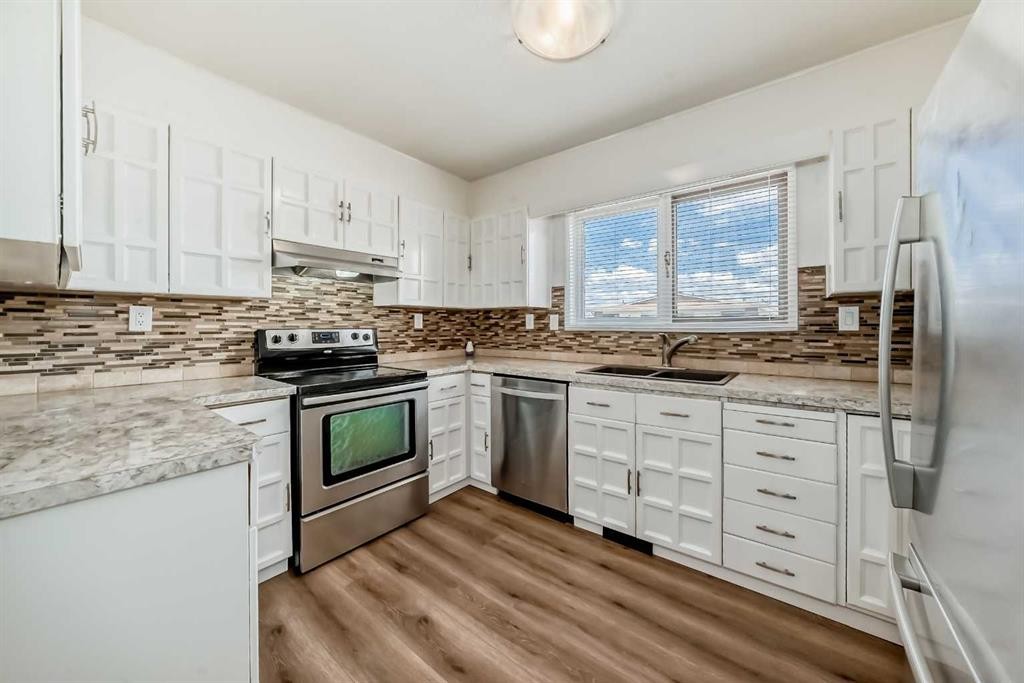 2 Nichols Crescent, Red Deer, AB - Indoor Photo Showing Kitchen With Double Sink With Upgraded Kitchen