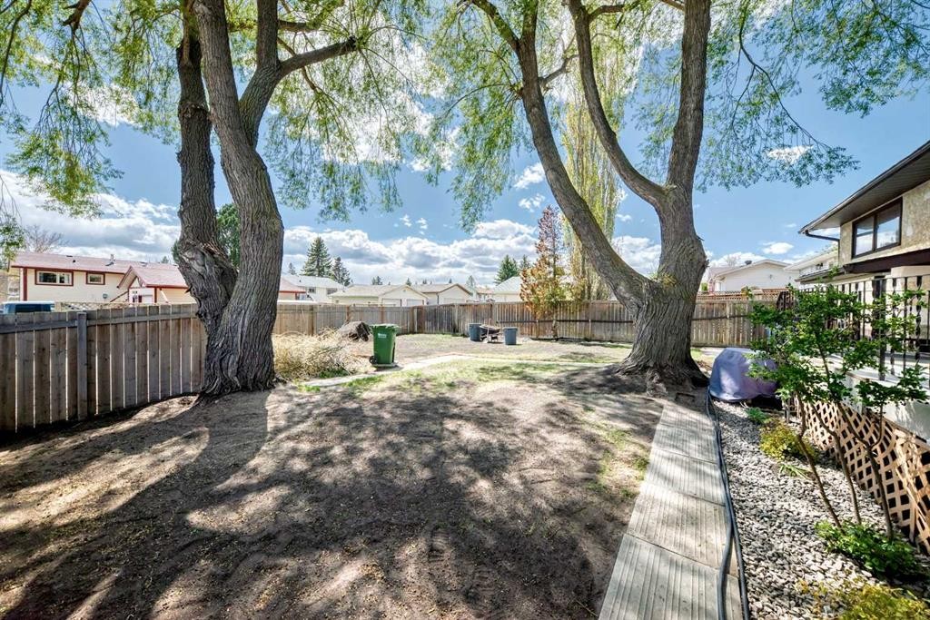 2 Nichols Crescent, Red Deer, AB - Outdoor