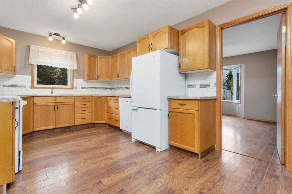 26 Dale Close, Red Deer, AB - Indoor Photo Showing Kitchen