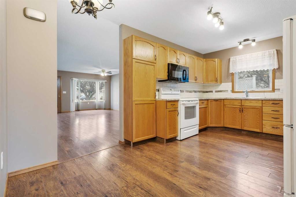 26 Dale Close, Red Deer, AB - Indoor Photo Showing Kitchen