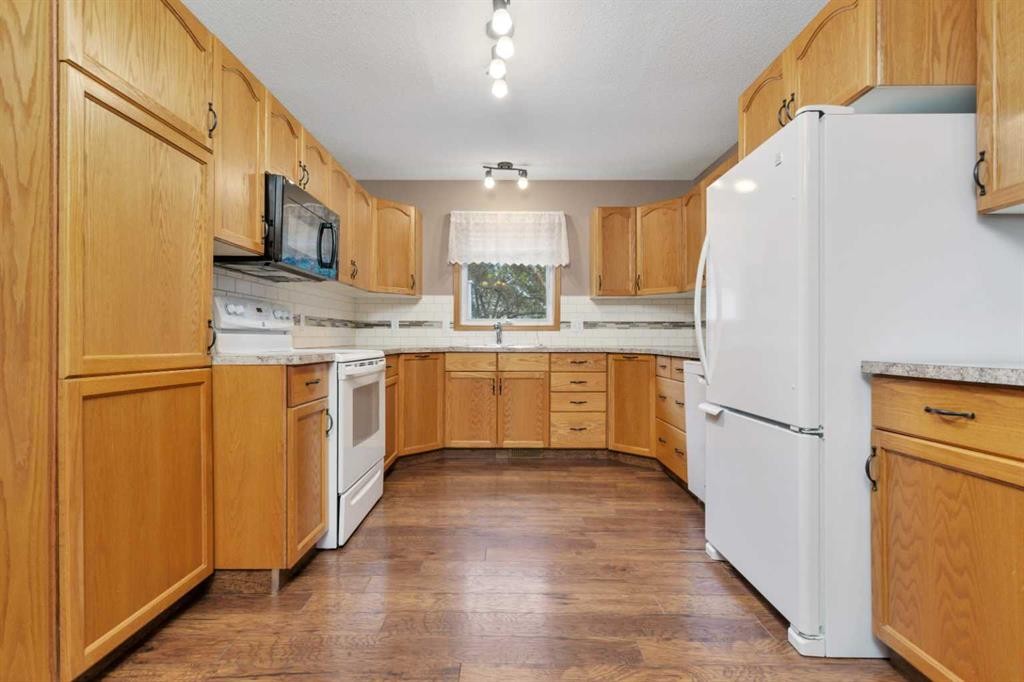 26 Dale Close, Red Deer, AB - Indoor Photo Showing Kitchen With Double Sink