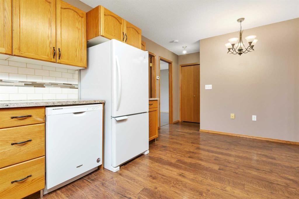 26 Dale Close, Red Deer, AB - Indoor Photo Showing Kitchen
