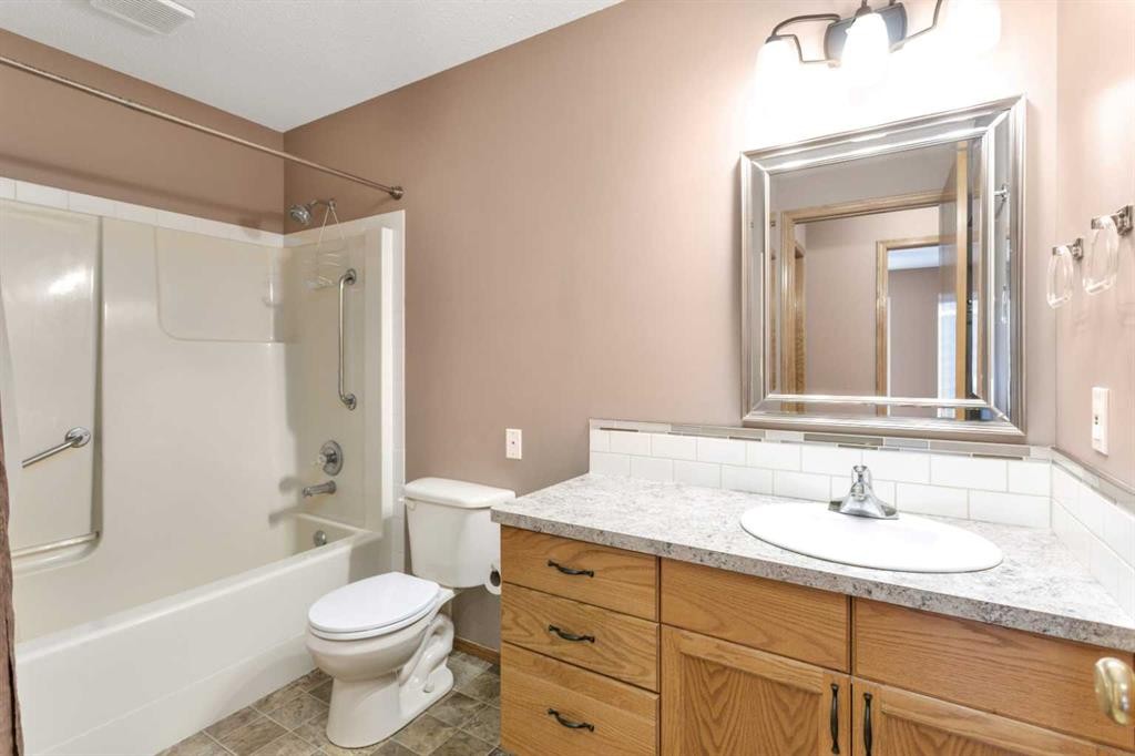 26 Dale Close, Red Deer, AB - Indoor Photo Showing Bathroom