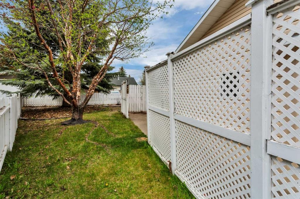 26 Dale Close, Red Deer, AB - Outdoor