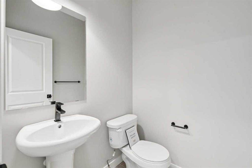 400 Fireside Drive, Cochrane, AB - Indoor Photo Showing Bathroom