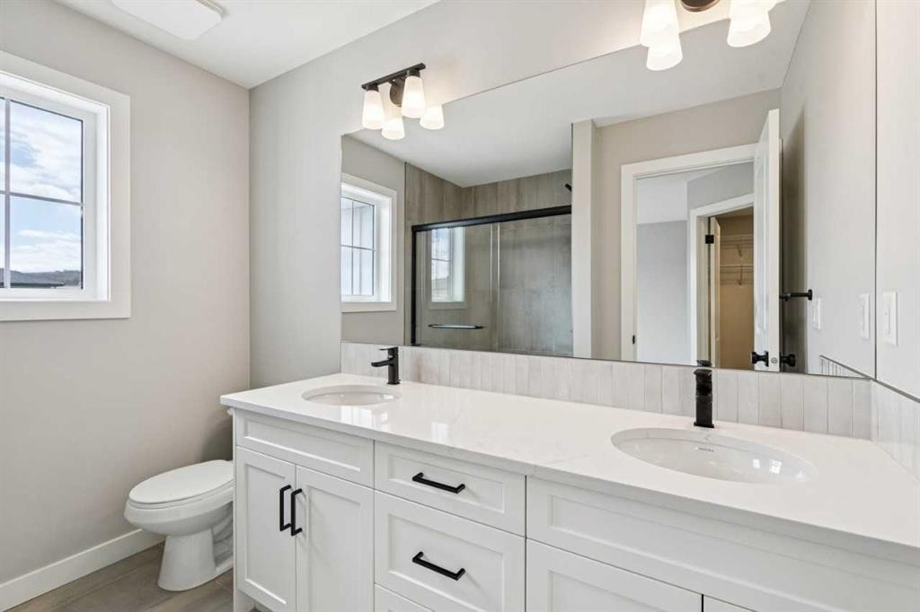 400 Fireside Drive, Cochrane, AB - Indoor Photo Showing Bathroom
