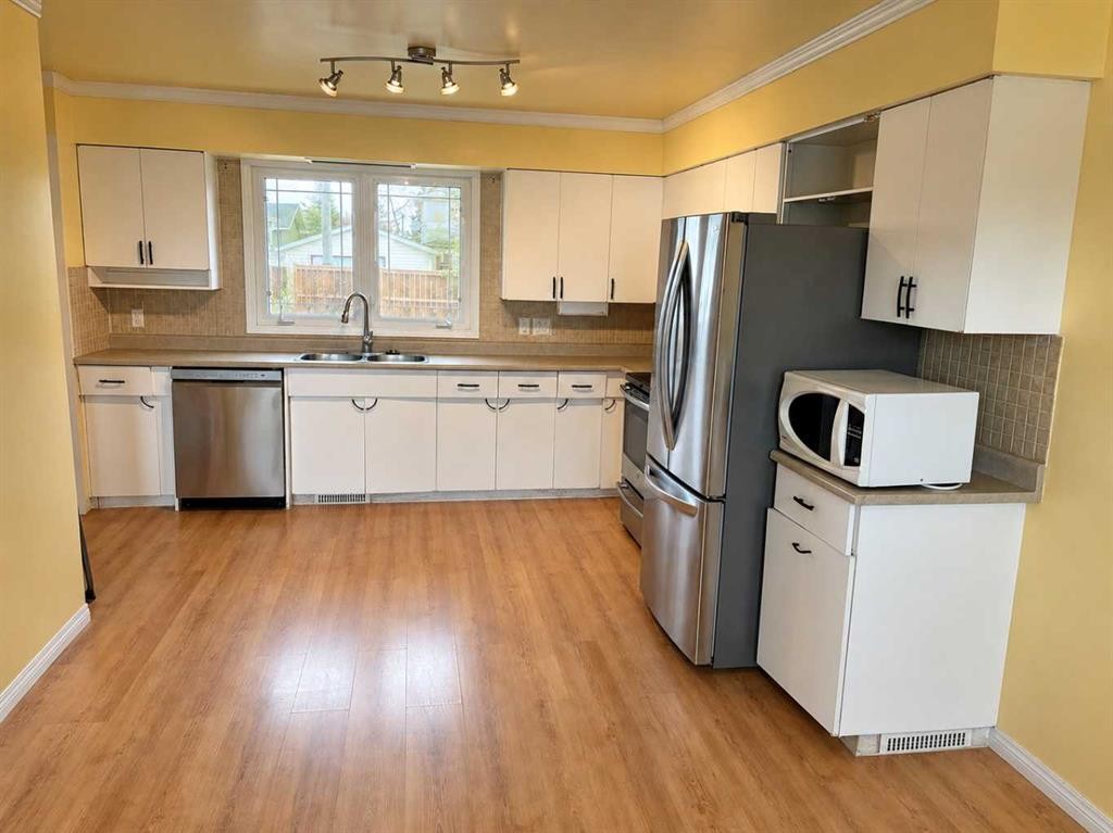 5110 51, Castor, AB - Indoor Photo Showing Kitchen With Double Sink