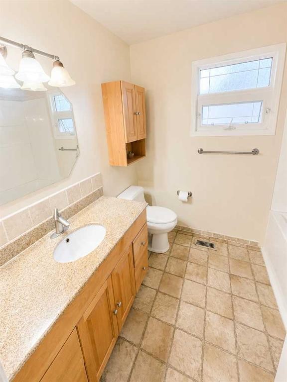 5110 51, Castor, AB - Indoor Photo Showing Bathroom