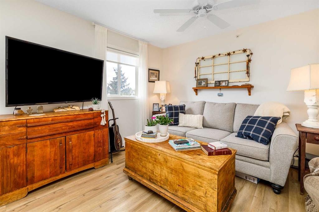 326-56 Carroll Crescent, Red Deer, AB - Indoor Photo Showing Living Room