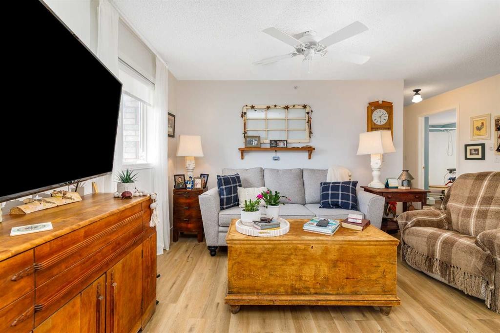 326-56 Carroll Crescent, Red Deer, AB - Indoor Photo Showing Living Room
