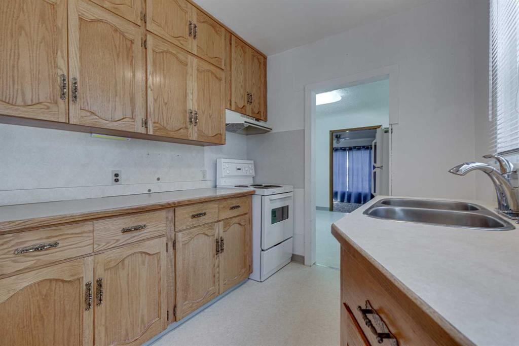 5013 54 Avenue, Ponoka, AB - Indoor Photo Showing Kitchen