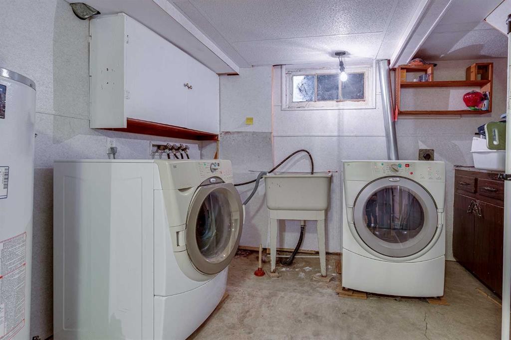 5013 54 Avenue, Ponoka, AB - Indoor Photo Showing Laundry Room