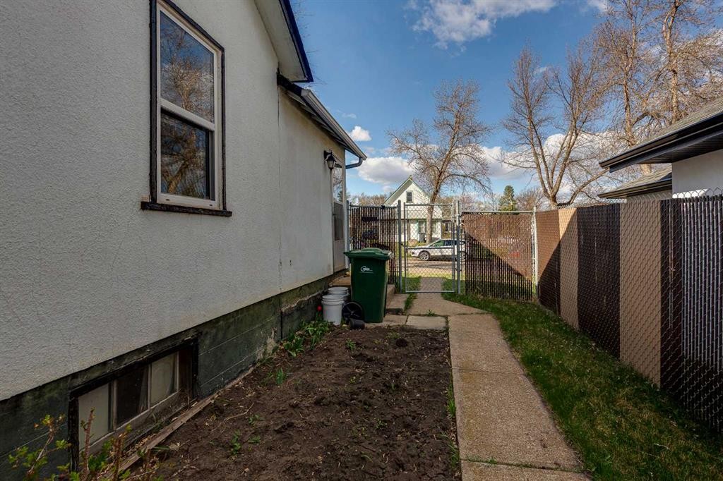 5013 54 Avenue, Ponoka, AB - Outdoor With Exterior