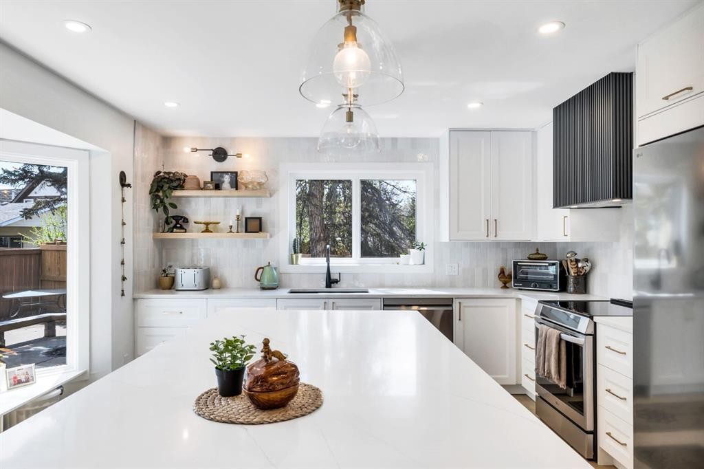 2021 112A Street, Edmonton, AB - Indoor Photo Showing Kitchen With Upgraded Kitchen