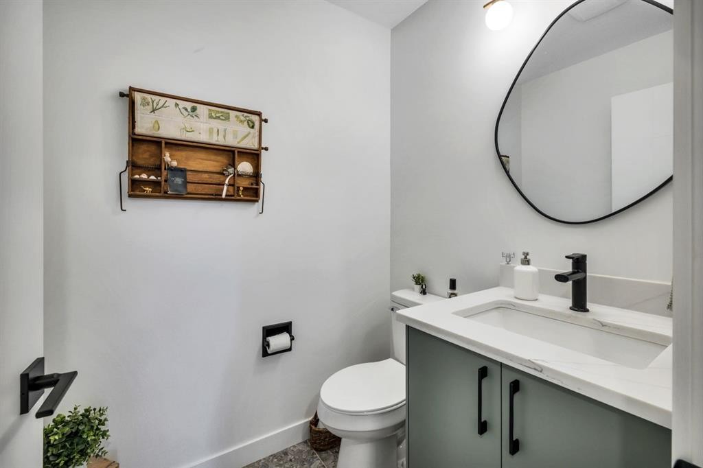 2021 112A Street, Edmonton, AB - Indoor Photo Showing Bathroom