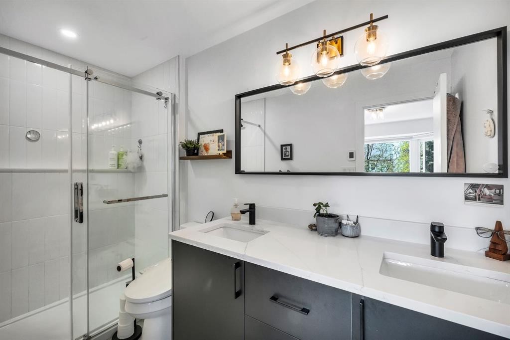 2021 112A Street, Edmonton, AB - Indoor Photo Showing Bathroom