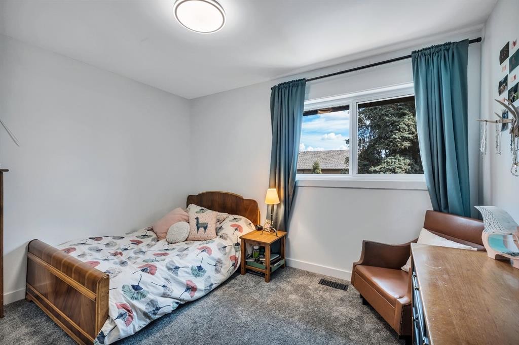 2021 112A Street, Edmonton, AB - Indoor Photo Showing Bedroom