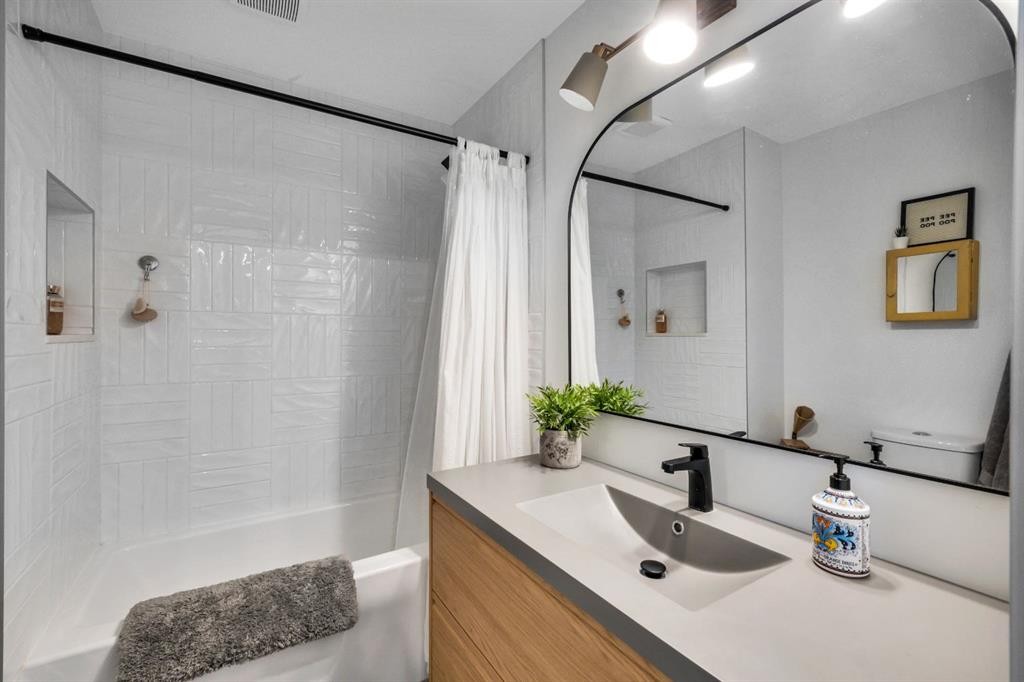 2021 112A Street, Edmonton, AB - Indoor Photo Showing Bathroom