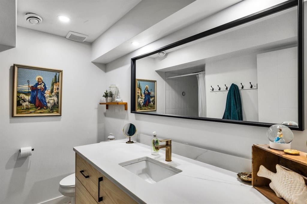 2021 112A Street, Edmonton, AB - Indoor Photo Showing Bathroom