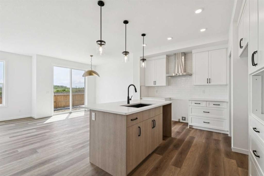 156 Southborough Common, Cochrane, AB - Indoor Photo Showing Kitchen With Upgraded Kitchen