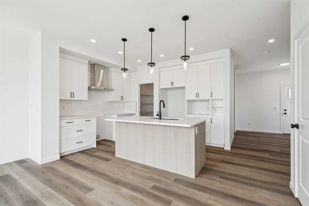 156 Southborough Common, Cochrane, AB - Indoor Photo Showing Kitchen With Upgraded Kitchen