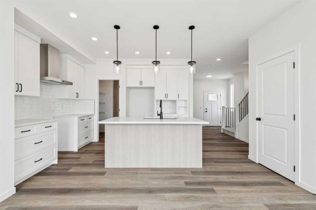 156 Southborough Common, Cochrane, AB - Indoor Photo Showing Kitchen With Upgraded Kitchen