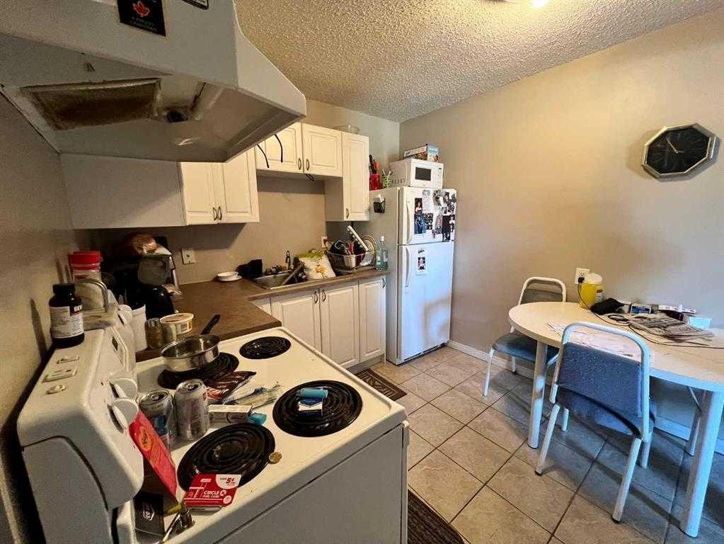 206-114 Mount Pleasant Drive, Camrose, AB - Indoor Photo Showing Kitchen