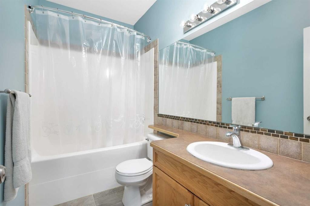 35 Lang Close, Red Deer, AB - Indoor Photo Showing Bathroom