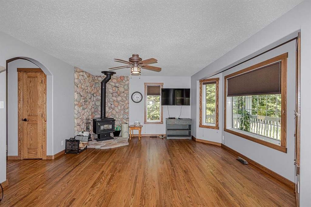 B59 Cottage Crescent, Golden Days, AB - Indoor Photo Showing Kitchen