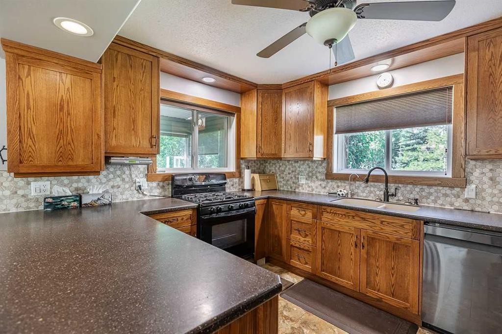 B59 Cottage Crescent, Golden Days, AB - Indoor Photo Showing Kitchen