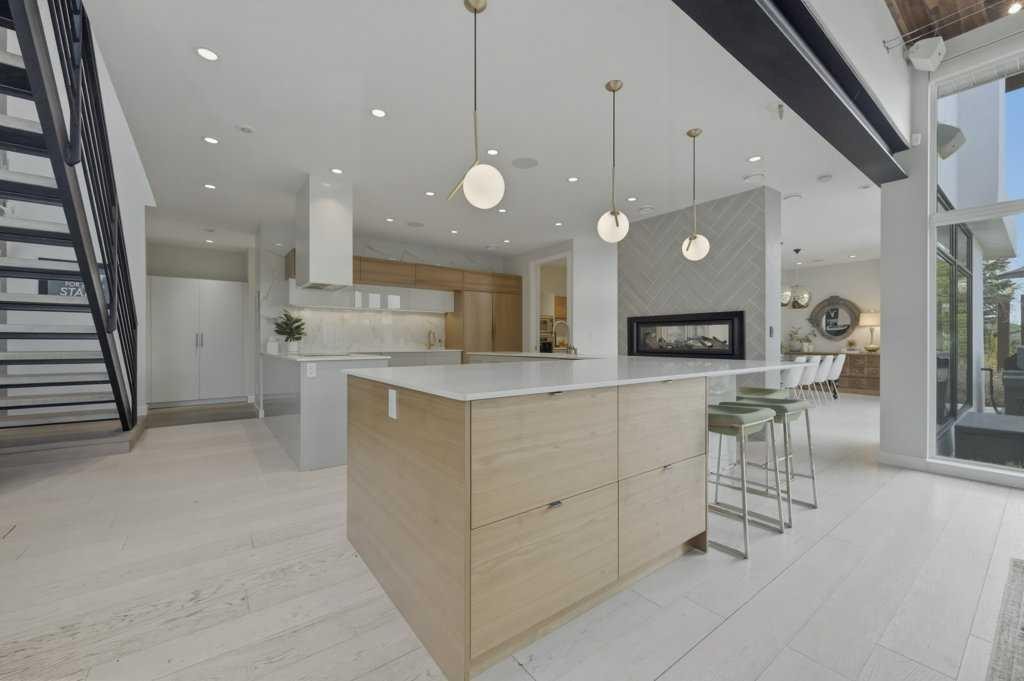 305 Jarvis Glen Court, Jarvis Bay, AB - Indoor Photo Showing Kitchen With Upgraded Kitchen