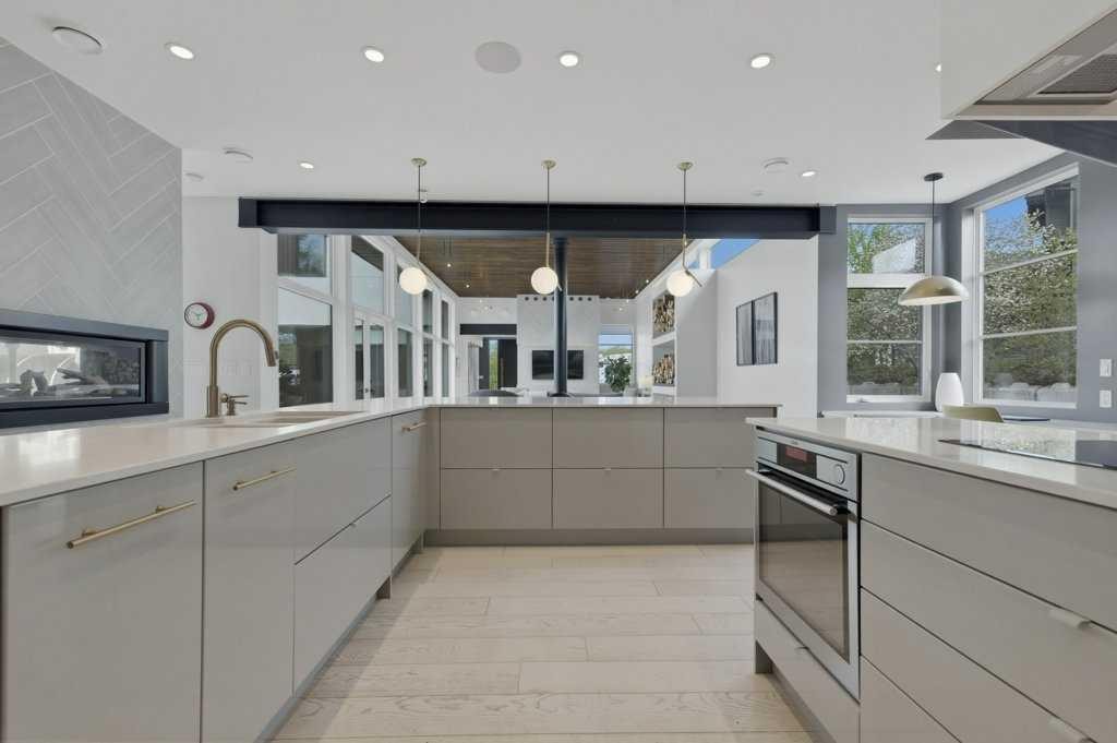 305 Jarvis Glen Court, Jarvis Bay, AB - Indoor Photo Showing Kitchen