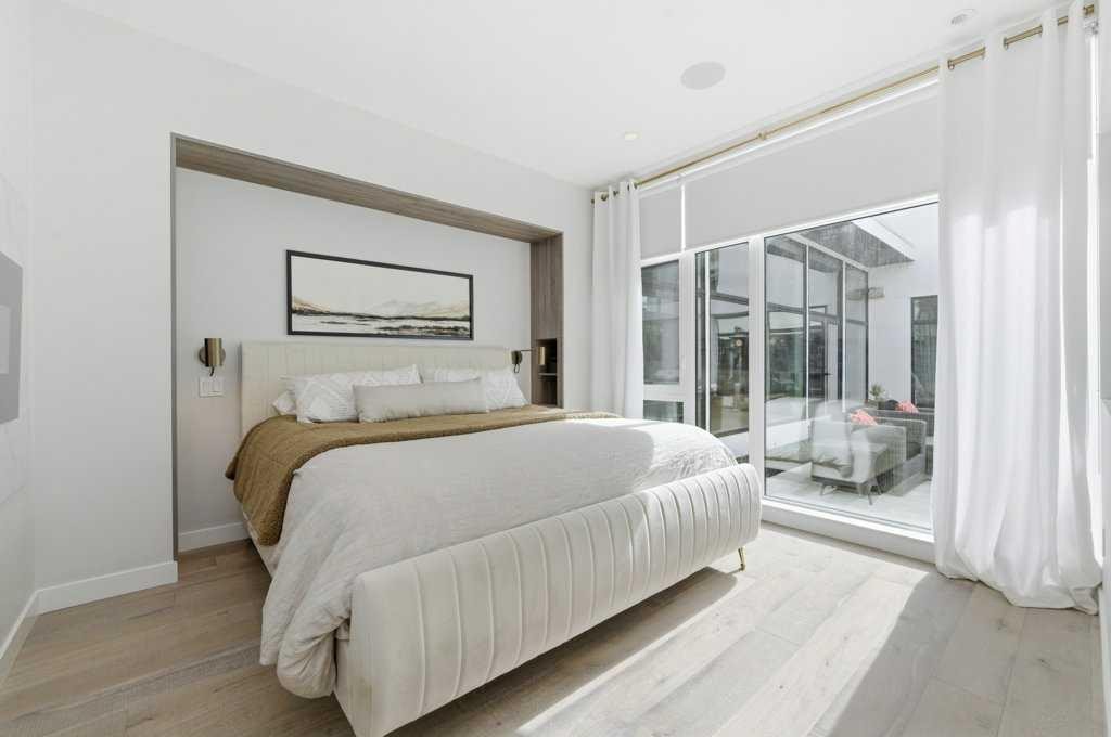 305 Jarvis Glen Court, Jarvis Bay, AB - Indoor Photo Showing Bedroom