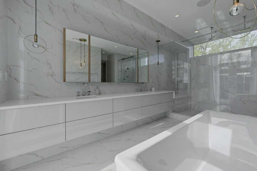 305 Jarvis Glen Court, Jarvis Bay, AB - Indoor Photo Showing Bathroom